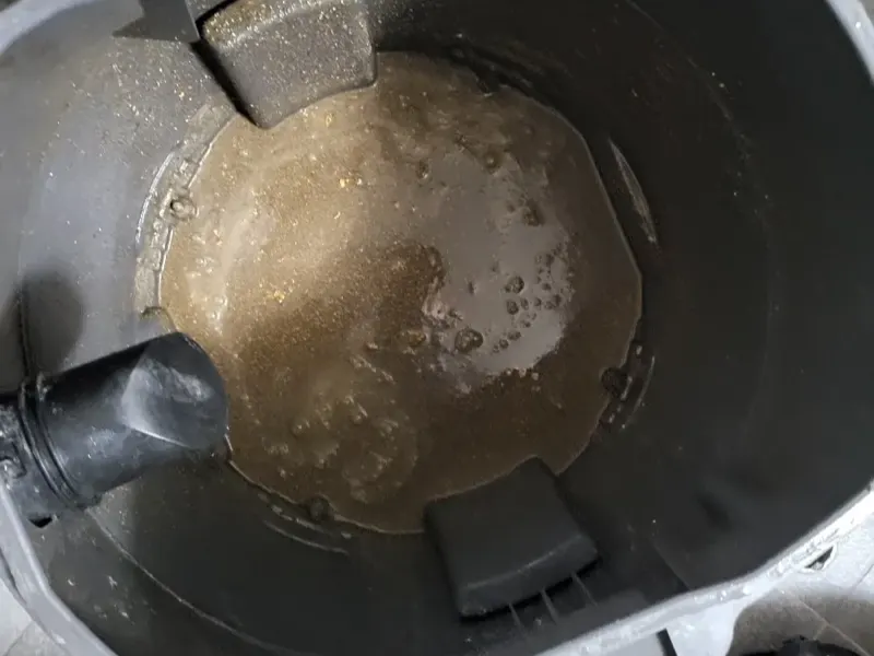 부여 석션 장비 통에 빨려 나온 오수와 찌꺼기