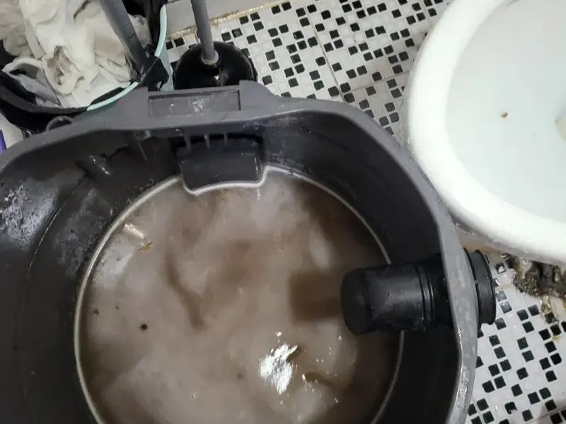 부여 석션 장비 통에 모인 오수